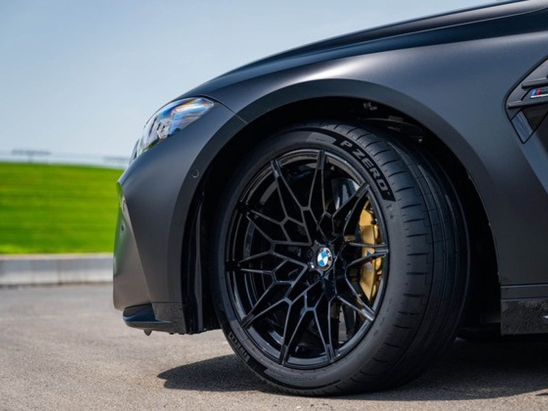 reifendruck-pruefen.jpg Nahaufnahme eines Autosreifens vorne Links